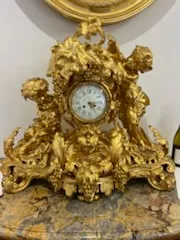 Pendule aux chérubins dorée